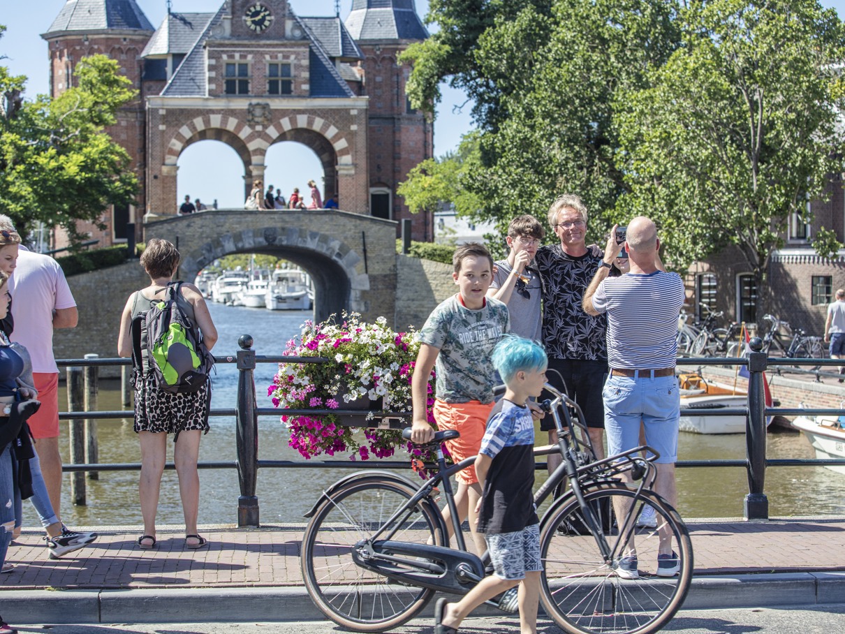Waterpoort onder begeleiding van gids geopend